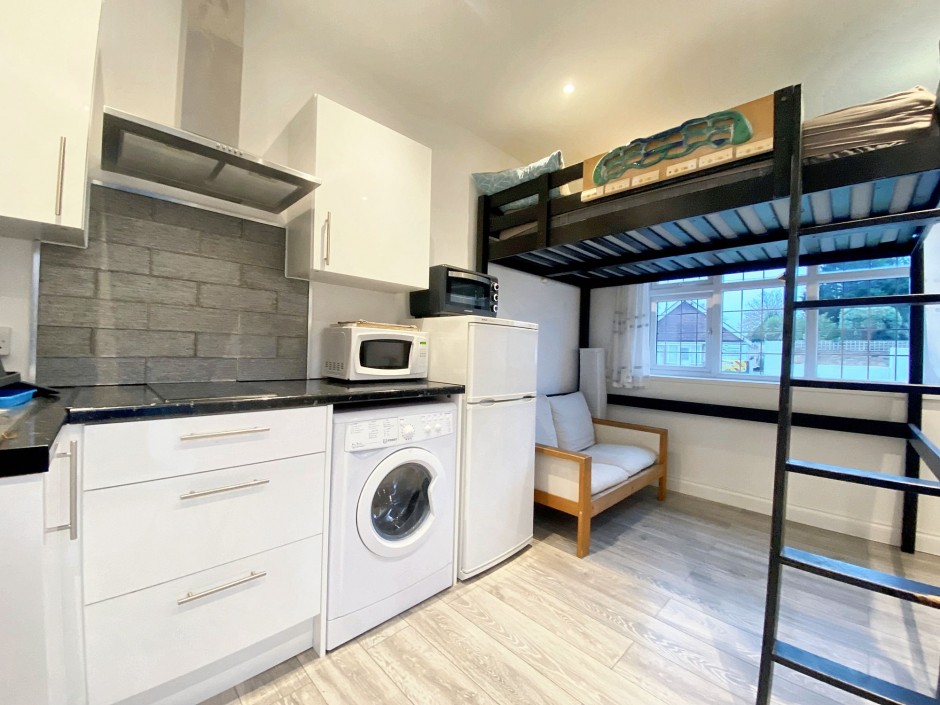 5, Pield Heath Avenue