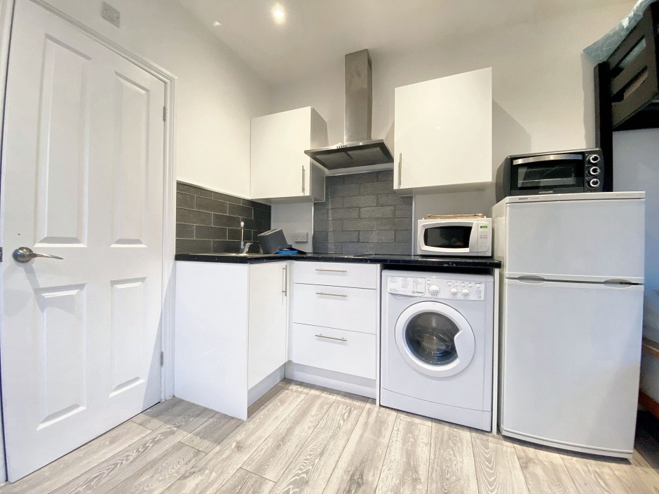 5, Pield Heath Avenue