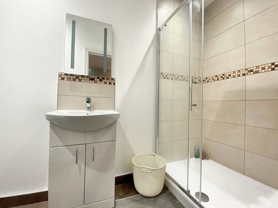 5, Pield Heath Avenue