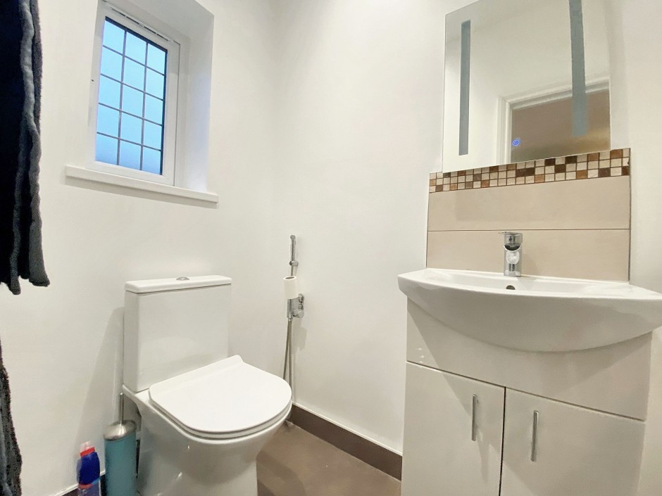 5, Pield Heath Avenue