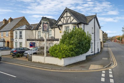 Chiltern View Road, Uxbridge, UB8