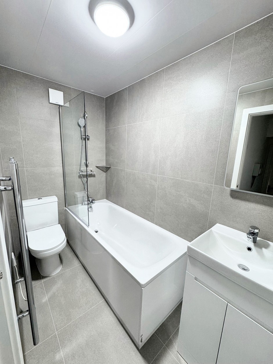 7a, The Broadway