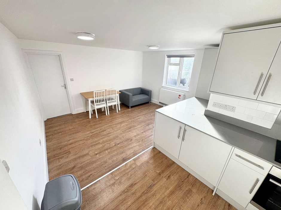  7a, The Broadway