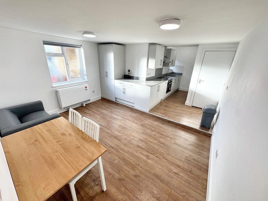  7a, The Broadway