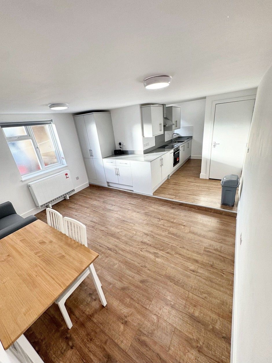  7a, The Broadway