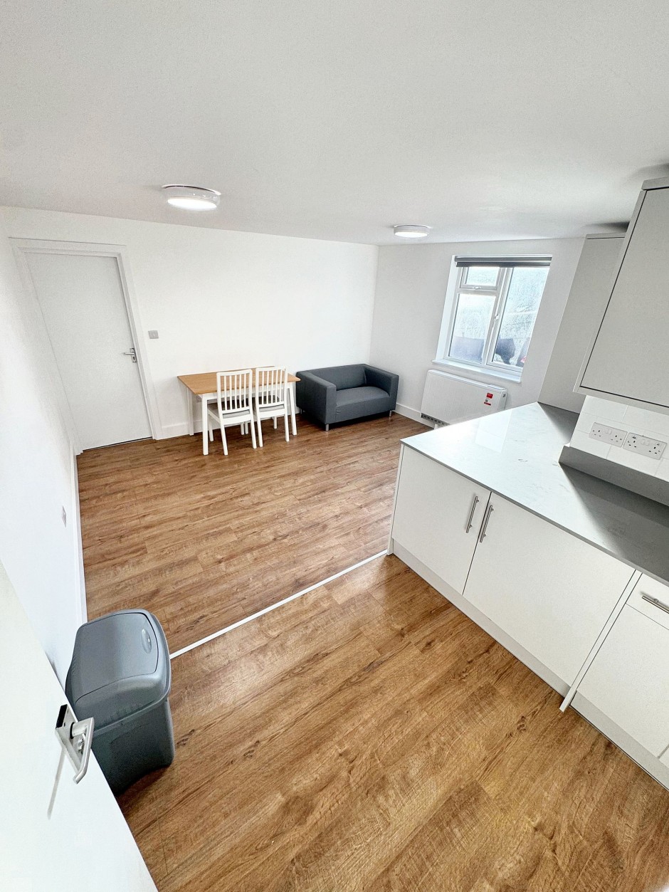  7a, The Broadway