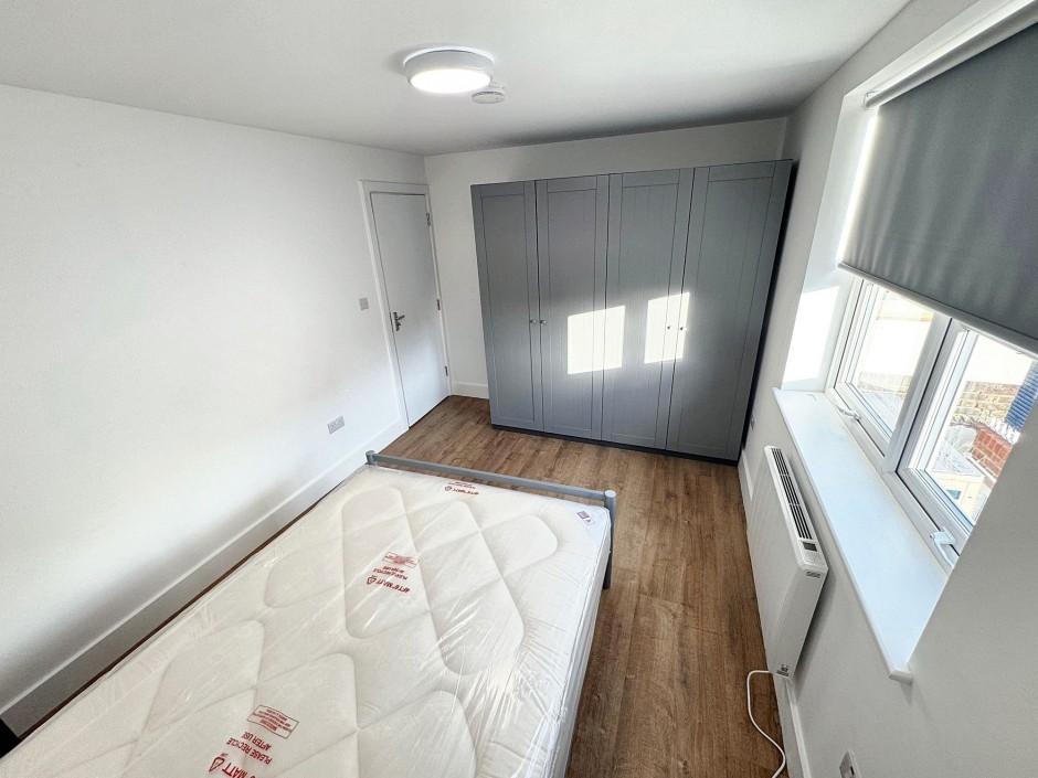  7a, The Broadway