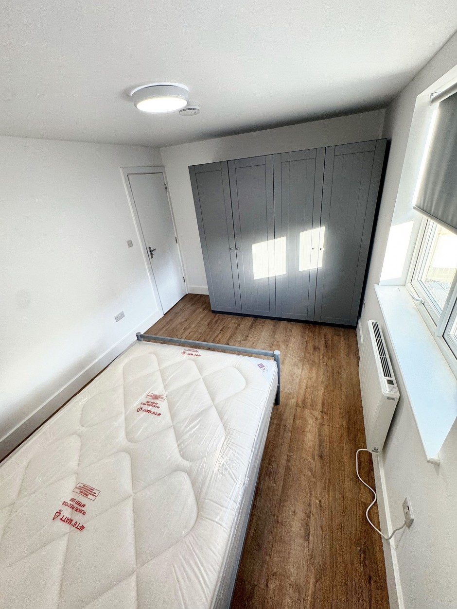  7a, The Broadway