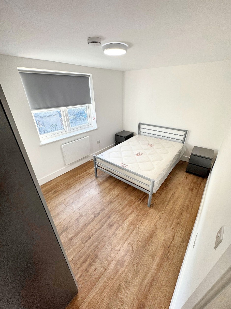  7a, The Broadway